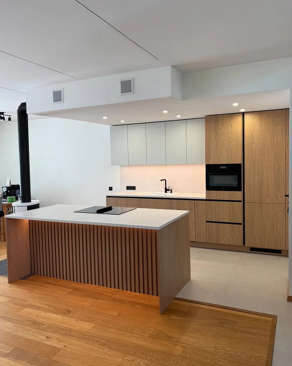 Delivered kitchen with oak-décor slatted island